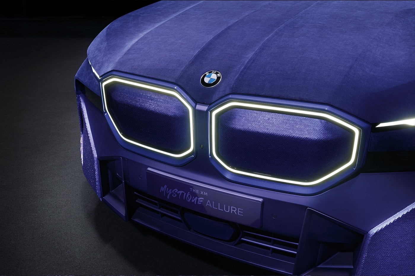 Выпущен супергламурный электромобиль BMW XM Mystique Allure с дизайном от Наоми Кэмпбелл и звуком от Ханса Циммера