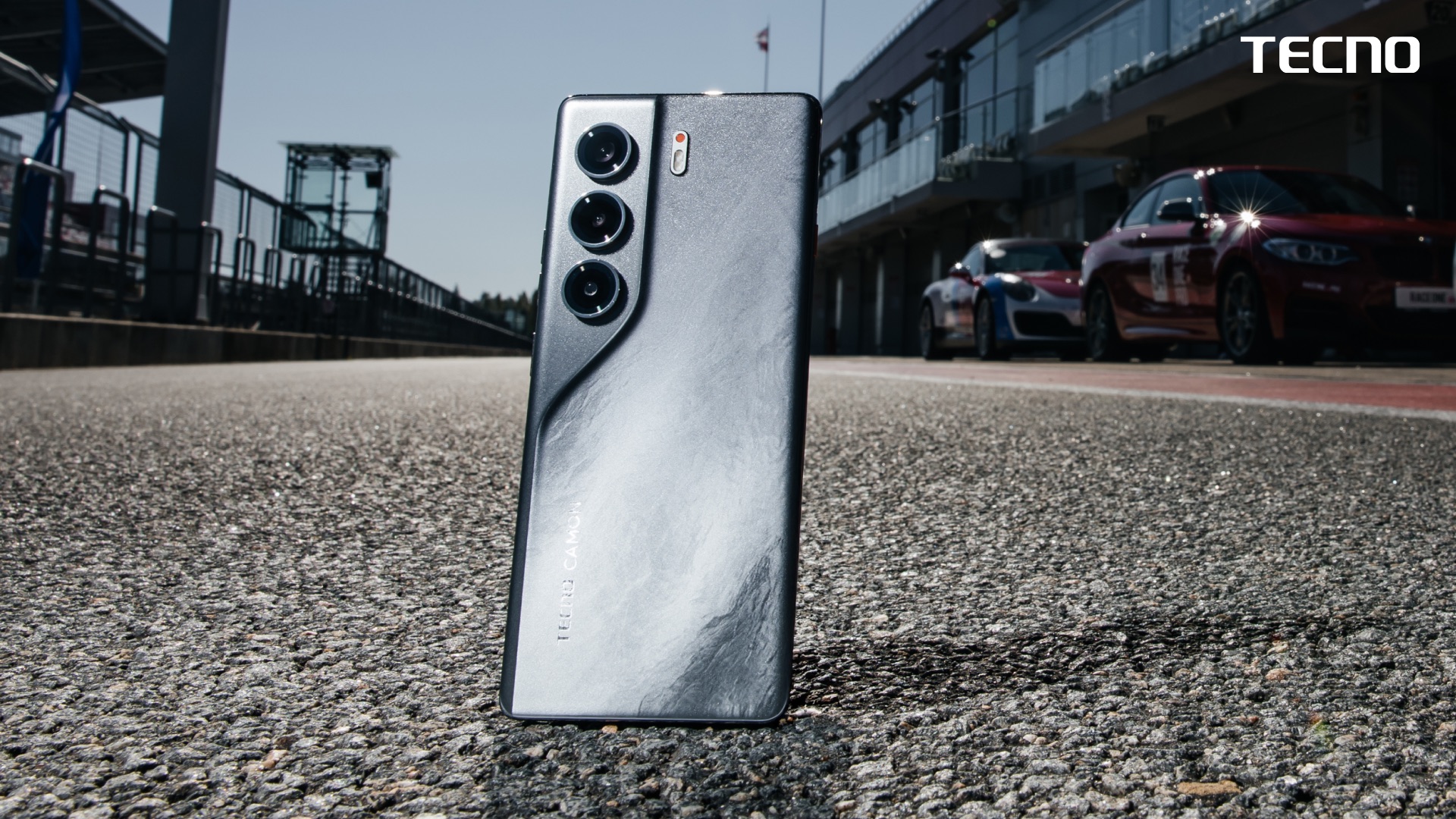 На гоночной трассе Moscow Raceway показали, на что способен TECNO CAMON 40 Pro 5G