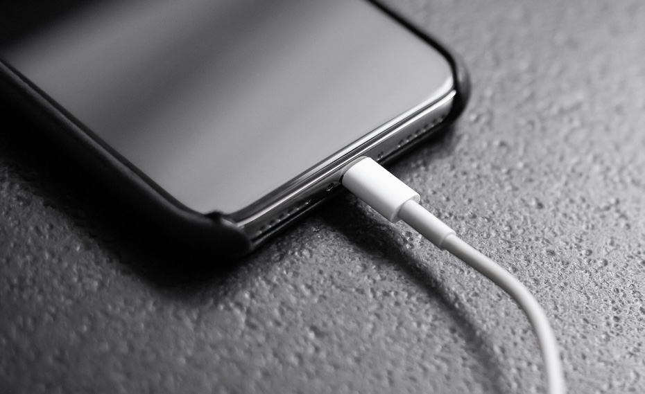 Смартфоны на iOS и Android теперь опасно заряжать на вокзалах, в магазинах и торговых центрах