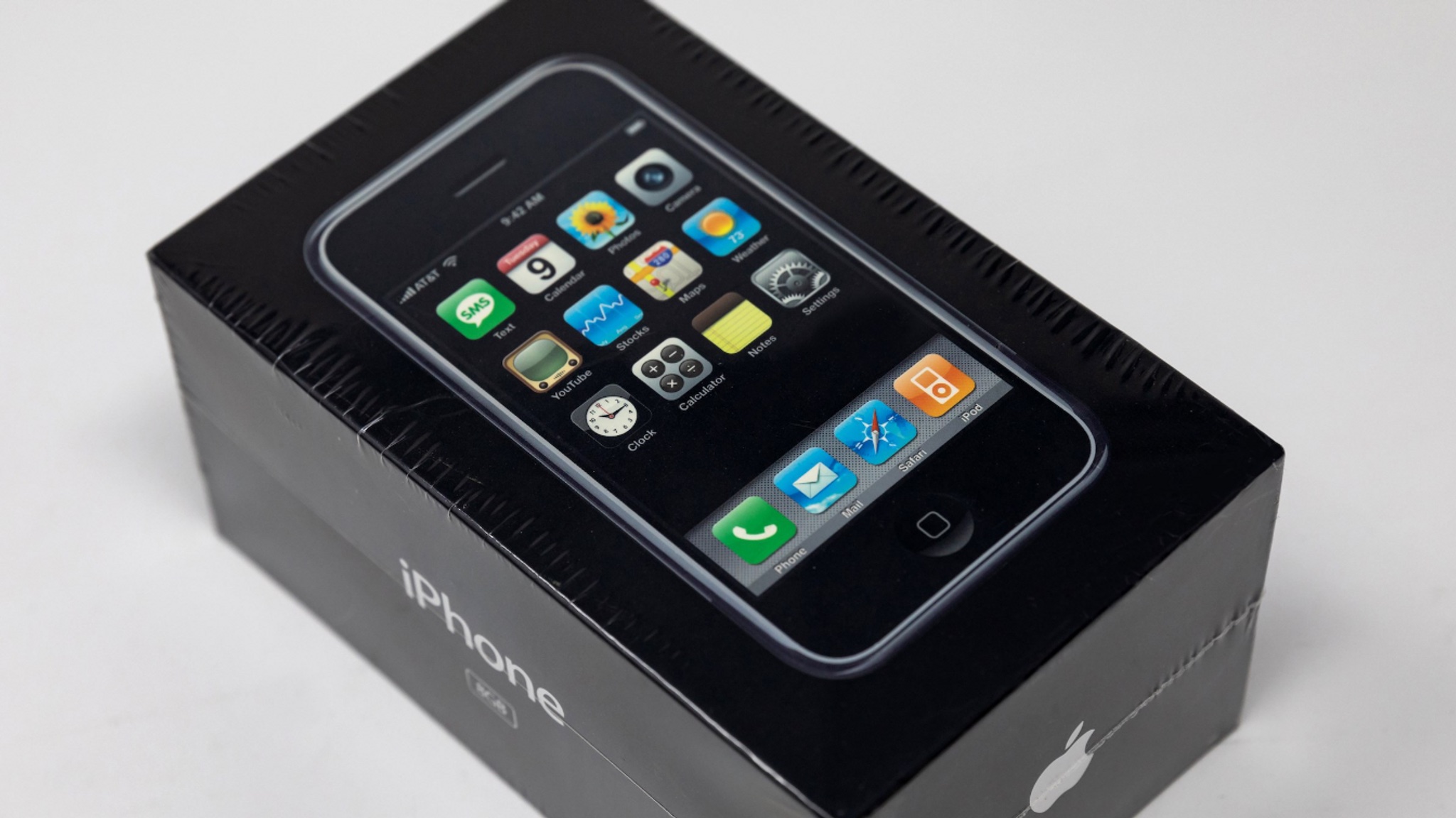 Старинный запечатанный iPhone выставили на аукцион. Угадайте, сколько он стоит
