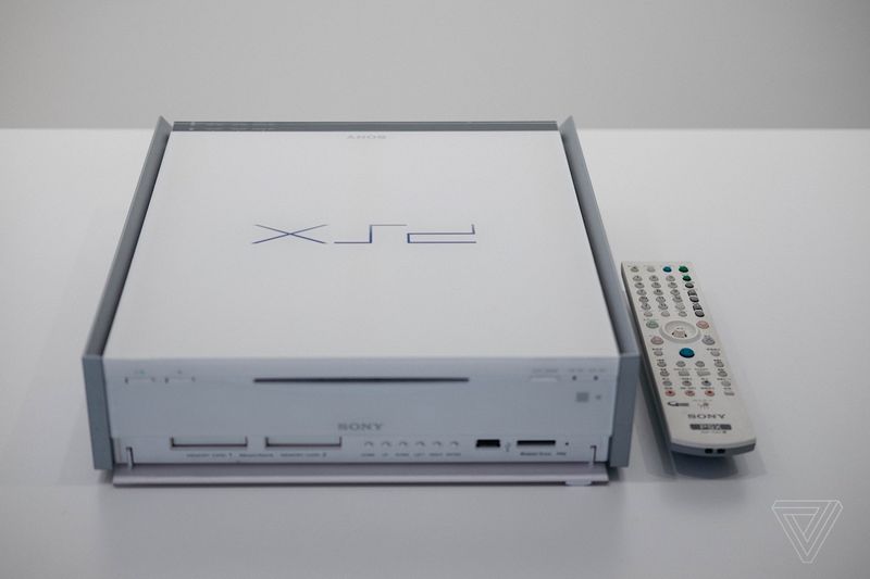 PSX – эксклюзивная модель PlayStation 2, выпущенная эксклюзивно для Японии. Имеет диктофон и встроенный ТВ-тюнер. 2003 год