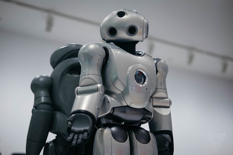 Человекоподобный робот QRIO. 2003 год