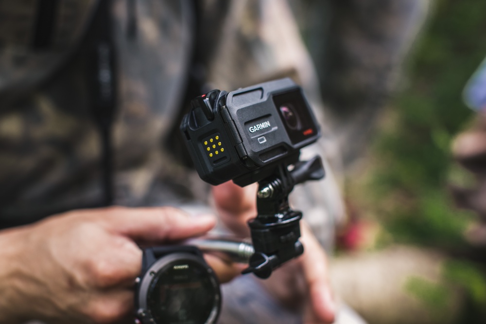 Garmin Virb XE — экшн-камера с записью видео 1440p/30 и 1080p/60 и съемкой фото с максимальным разрешением 12 Мп. В ней есть стабилизация изображения, режим Pro Mode с ручными настройками, защита от воды при погружении до 50 метров