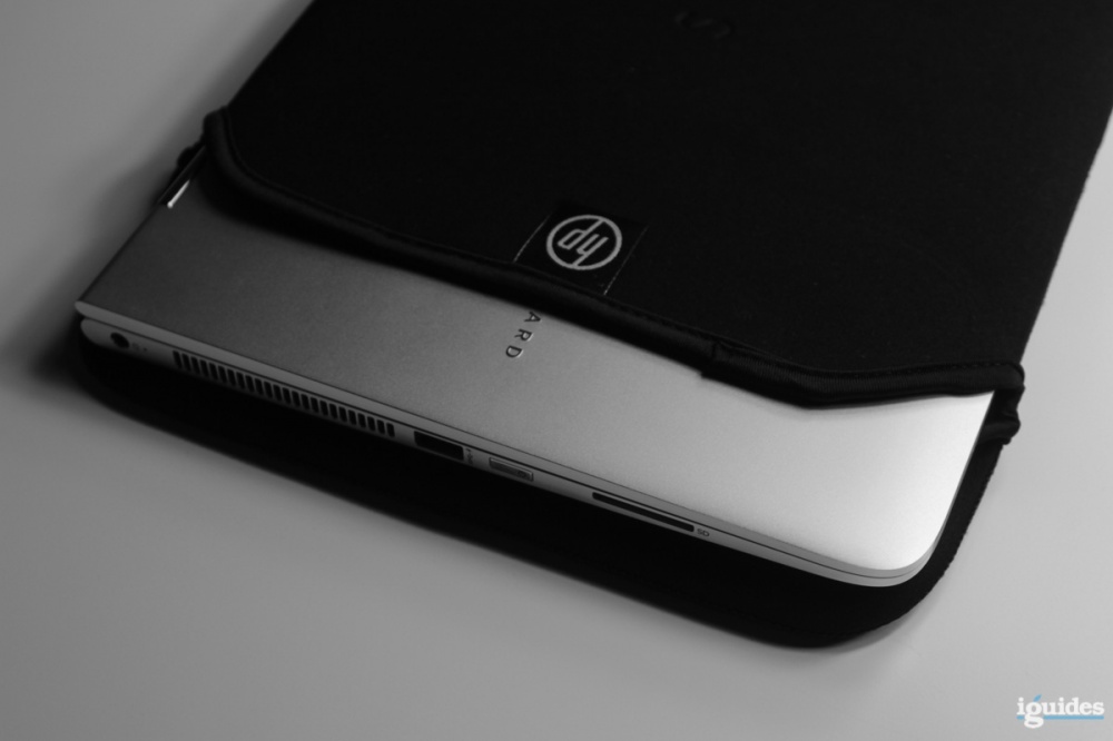 В комплекте есть мягкий защитный чехол.