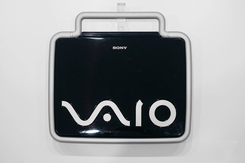 Сумка Vaio QR, которая могла одновременно служить подставкой под компьютер. 2000 год