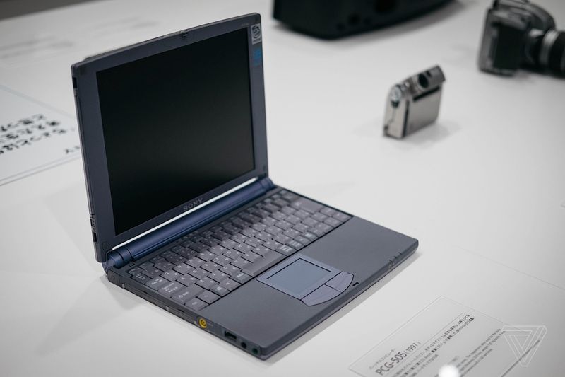 PCG-505 – первый ноутбук линйке VAIO. 1997 год