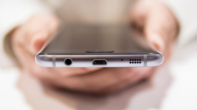 самсунг с ик портом. самсунг с инфракрасным портом. модели айфонов. ик порт для смартфона. порт usb тайп си.