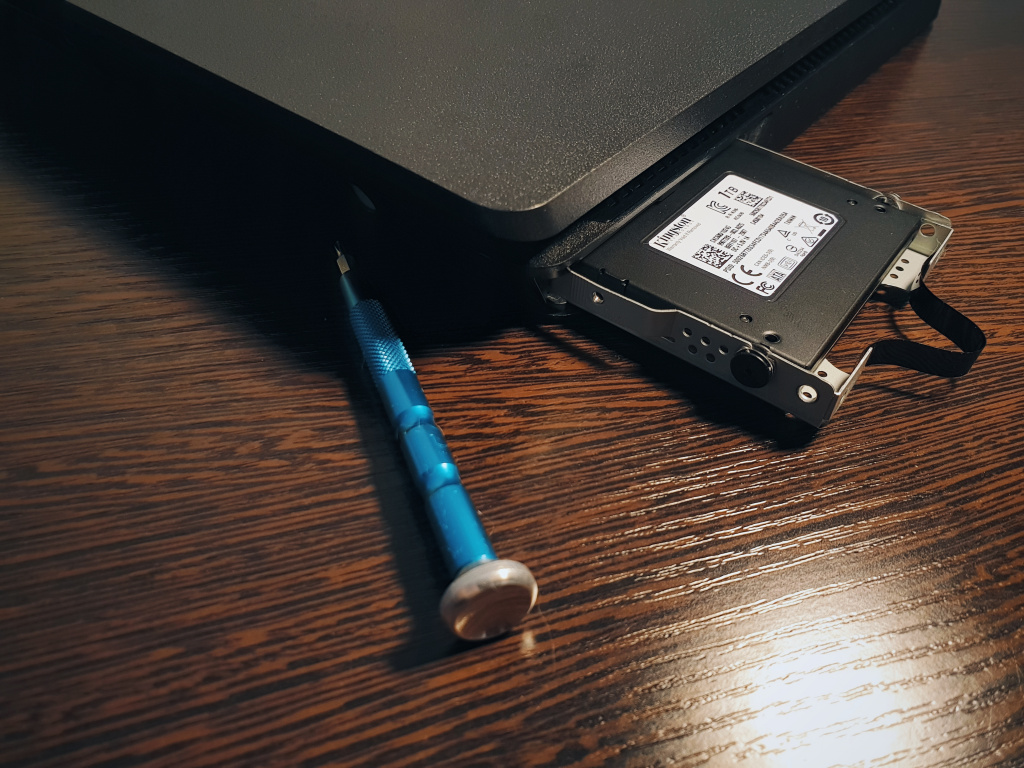 Устанавливаем лоток с SSD обратно в консоль