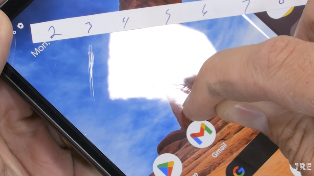 Google Pixel Fold поцарапали, подожгли и согнули наоборот. Настоящий