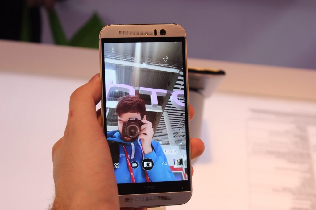 Сергей Епихин делает селфи на HTC One (M9)