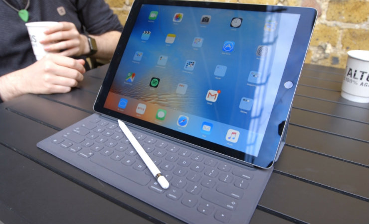 Патент Apple позволит подключить к iPad Pro несколько аксессуаров
