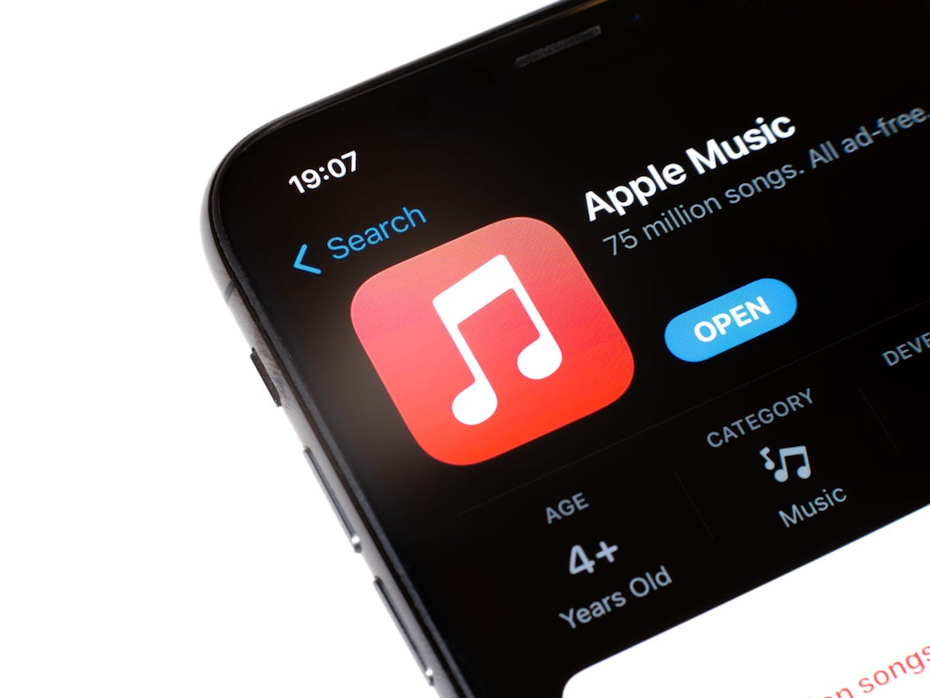 Аудирование. Человек поет. Где слушать иностранную музыку. Девушка в наушниках. Девушка в наушниках диджей.