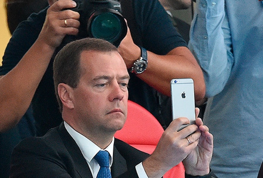 Дмитрий Медведев — iPhone 6 Plus