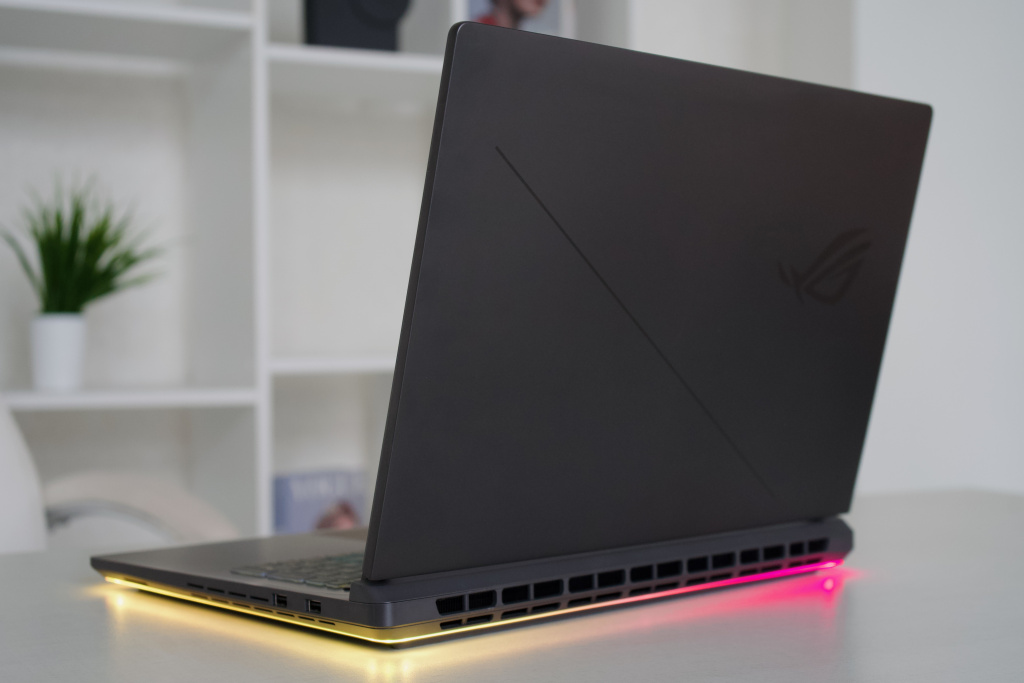 Asus ROG Strix G815LW (2025) Asus ROG Strix G815LW (2025)