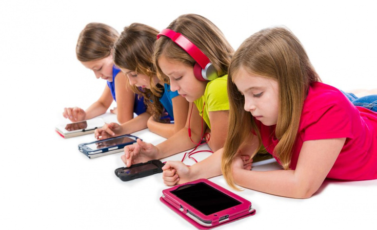 Дети проводят за электронными устройствами в среднем 6,5 часов в сутки