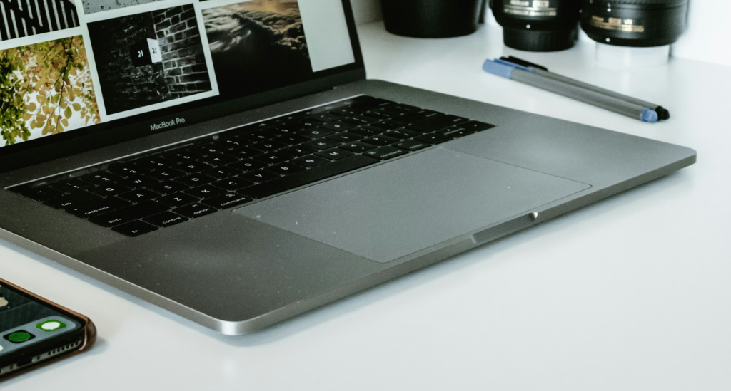 Затертые «щечки» на топкейсе Macbook в цвете Space Gray Затертые «щечки» на топкейсе Macbook в цвете Space Gray