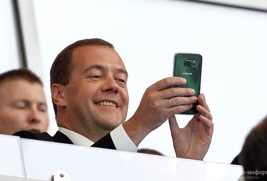 Дмитрий Медведев — Galaxy S6 edge