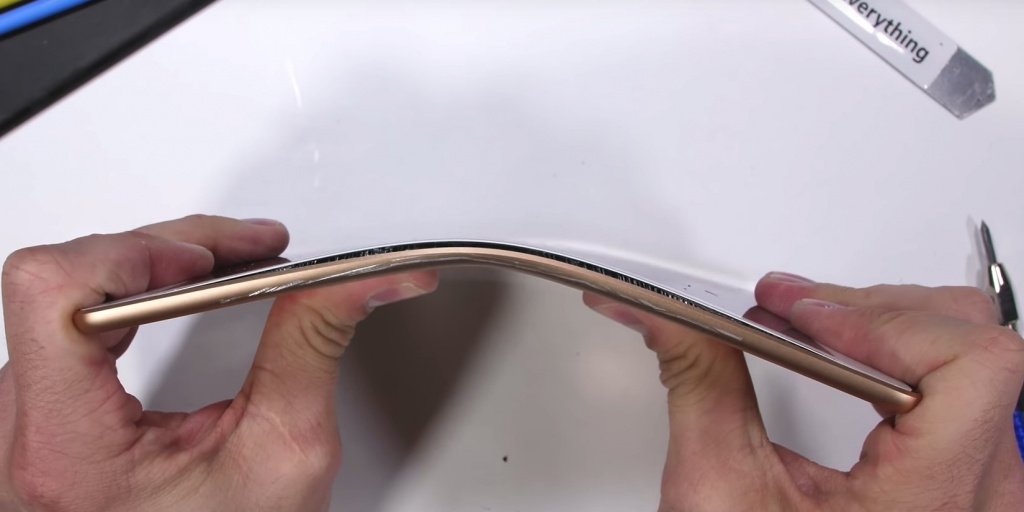 Видео: новый iPad mini погнули и поцарапали