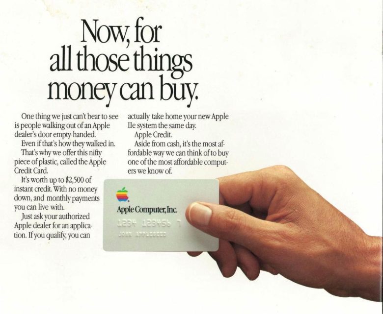 Apple анонсировала свою банковскую карту из титана, но она не станет первой. Компания уже занималась выпуском кредиток. Пользователи Twitter и Reddit нашли информацию о первых картах Apple, которые выпускались в 1986 году.Дизайн титановой карты, представленной во время мероприятия «It Show Time» отдаленно напоминает внешний вид карты Apple, выпущенной 32 года назад. Обе карточки получили логотип в верхнем левом углу, но на карте 1986 года лого выполнено в культовом радужном дизайне. До сих пор остается неизвестным количество выпущенных карт Apple в 80-90 годах до момента прекращения программы.Карточка рекламировалась в компьютерных журналах. У кредитки Apple Business был лимит $2500. Их можно было оформить у официальных дилеров компании. Владельцы карт могли обменивать с доплатой свои старые компьютеры Apple Lisa или Macintosh XL на новые модели.Со временем Apple изменила дизайн кредитки, разместив логотип и информацию по центру в верхней половине карты, которая была белого цвета. Нижняя часть была выполнена в черном цвете, на ней белым шрифтом отображались имя держателя и номер карты. Коллекционеры могут найти эти карточки на eBay, цены на них начинаются от 150 долларов.