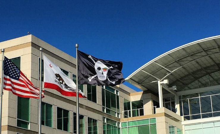 Apple отметила 40-вую годовщину, повесив у штаб-квартиры пиратский флаг