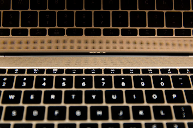 Шарнир и решётка динамиков MacBook