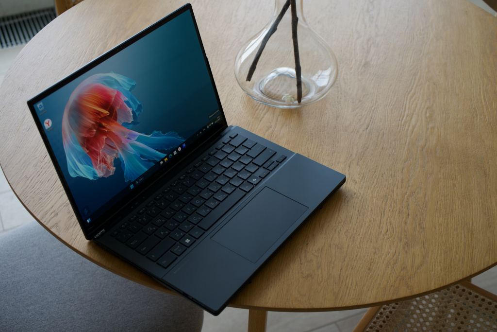 ASUS Zenbook DUO (UX8406C)