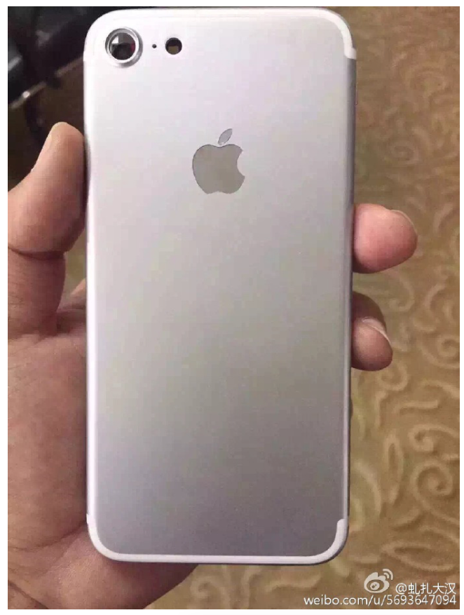 На фото «засветилась» задняя панель iPhone 7