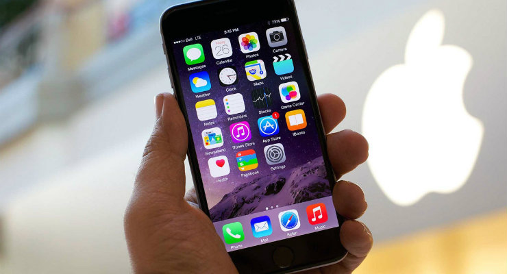 RBC Capital: До конца года Apple продаст 10 млн iPhone 5seПо мнению аналитика RBC Capital Амита Дарианани (Amit Daryanani), новый iPhone с 4-дюймовым экраном, будет очень популярным среди пользователей. Если верить слухам, устройство получит аппаратное обеспечение iPhone 6, а его цена составит приблизительно $550.Исследователь уверен, что Apple удастся реализовать в этом году 10 миллионов смартфонов. Новинка вызовет большой интерес у пользователей iPhone 5c и 5s, а также у покупателей в странах с тяжёлой экономической ситуацией. Если прогноз стоимости смартфона и темпов его продаж окажется правильным, корпорация получит дополнительный доход в размере $5,5 миллиардов.Новый iPhone (5se) должен получить металлический корпус с изогнутыми краями, процессор A8 или A9, интерфейс NFC и поддержку Live Photos. Предположительно, производить устройство будет только тайванская компания Wistron, которая ранее поставляла отдельные комплектующие для устройств Apple.Дарианани считает, что выпуск новой модели смартфона будет иметь «умеренно позитивное» влияние на стоимость акций Apple до конца 2016 года. iPhone c 4-дюймовым экраном будет представлен в ходе медиаивента Apple 15 марта. Тогда же компания собирается показать новый iPad Air 3 и аксессуары для Apple Watch. 