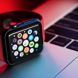 В Apple Watch 7 исчез последний разъем. Когда ждать беспроводной iPhone?