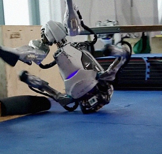 Посмотрите, как робот Boston Dynamics глючит и без конца валится на пол. Просто умора!