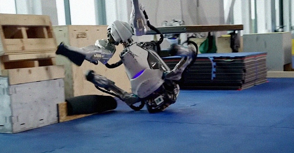 Посмотрите, как робот Boston Dynamics глючит и без конца валится на пол. Просто умора!