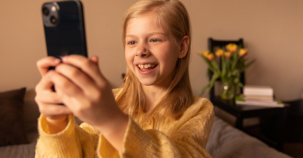 Аферисты массово блокируют у детей смартфоны. Как им это удаётся?