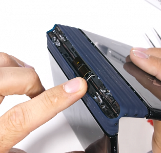 Первый складной смартфон испытали на прочность: погнули, поцарапали и подожгли