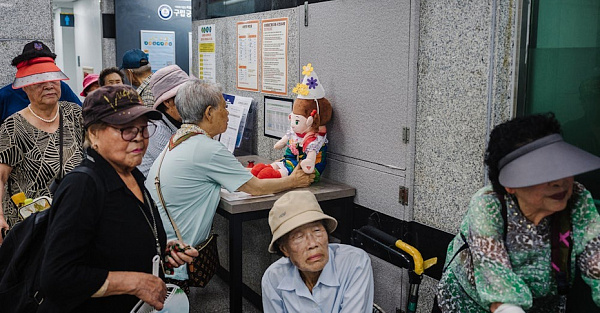 Искусственные внуки: роботы-куклы спасают стариков от одиночества