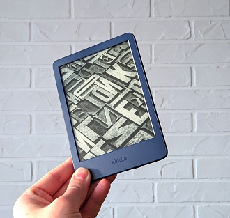 Пожалейте себя: 5 причин перейти на Kindle или Pocketbook вместо чтения со смартфона и планшета