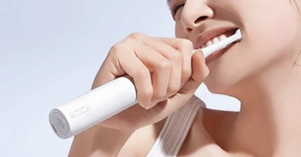 6 лучших электрических зубных щеток — от крутых до почти бесплатных