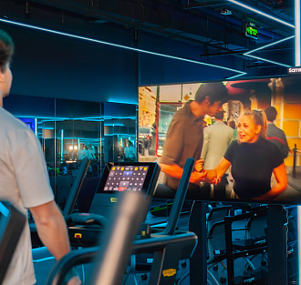 Кино в движении с Galaxystore: как AI-телевизоры Samsung помогают переосмыслить культовую классику  