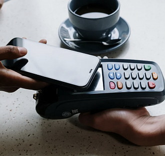 В магазинах теперь можно платить айфоном по NFC. Apple Pay не требуется