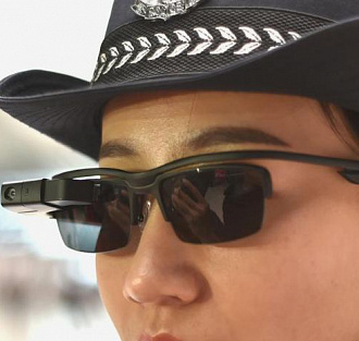 Полиция Китая начала использовать «умные» очки с функцией распознавания лиц