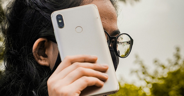 Ученые: экран смартфона необратимо портит кожу лица