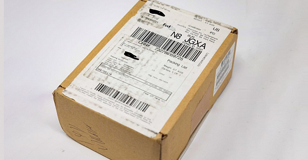 Почтальоны откопали потерянную посылку с самым первым iPhone и выставили её на аукцион