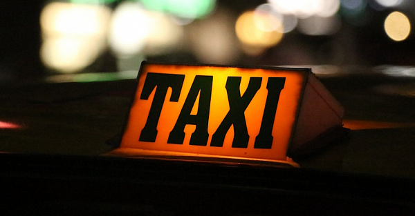 Высокие заработки таксистов оказались мифом. Они получают в разы меньше людей других профессий