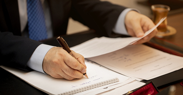 Власти начали принимать второй пакет антифрод-законов: лимит банковских карт, реестр всех смартфонов и другие ужесточения