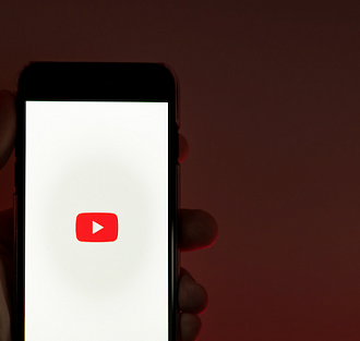 YouTube начнет вставлять рекламу во все видео на платформе. А весь доход заберет себе