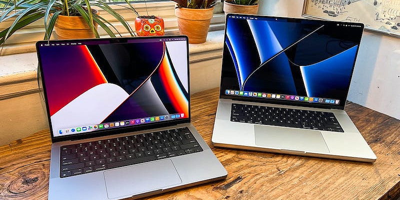 Новые MacBook Pro крайне трудно купить. Ждать придется почти месяц