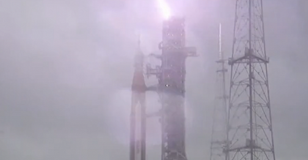 Вирусное видео: в ракету NASA ударила молния