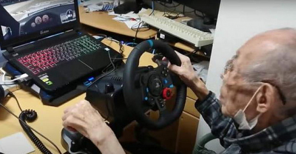 Этот 93-летний дед уделает вас в любом гоночном симуляторе