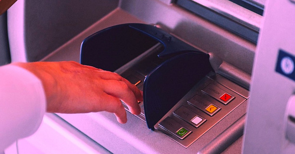 Ученые нашли на банкоматах и терминалах для оплаты то, что трогают только палочкой