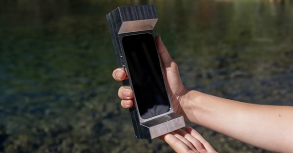 Чехол-гантеля: американец создал безумный аксессуар, чтобы побороть зависимость от смартфона