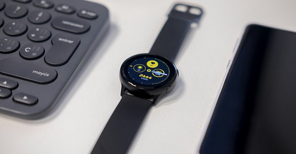Суперстарые смарт-часы Galaxy Watch неожиданно получили обновление One UI